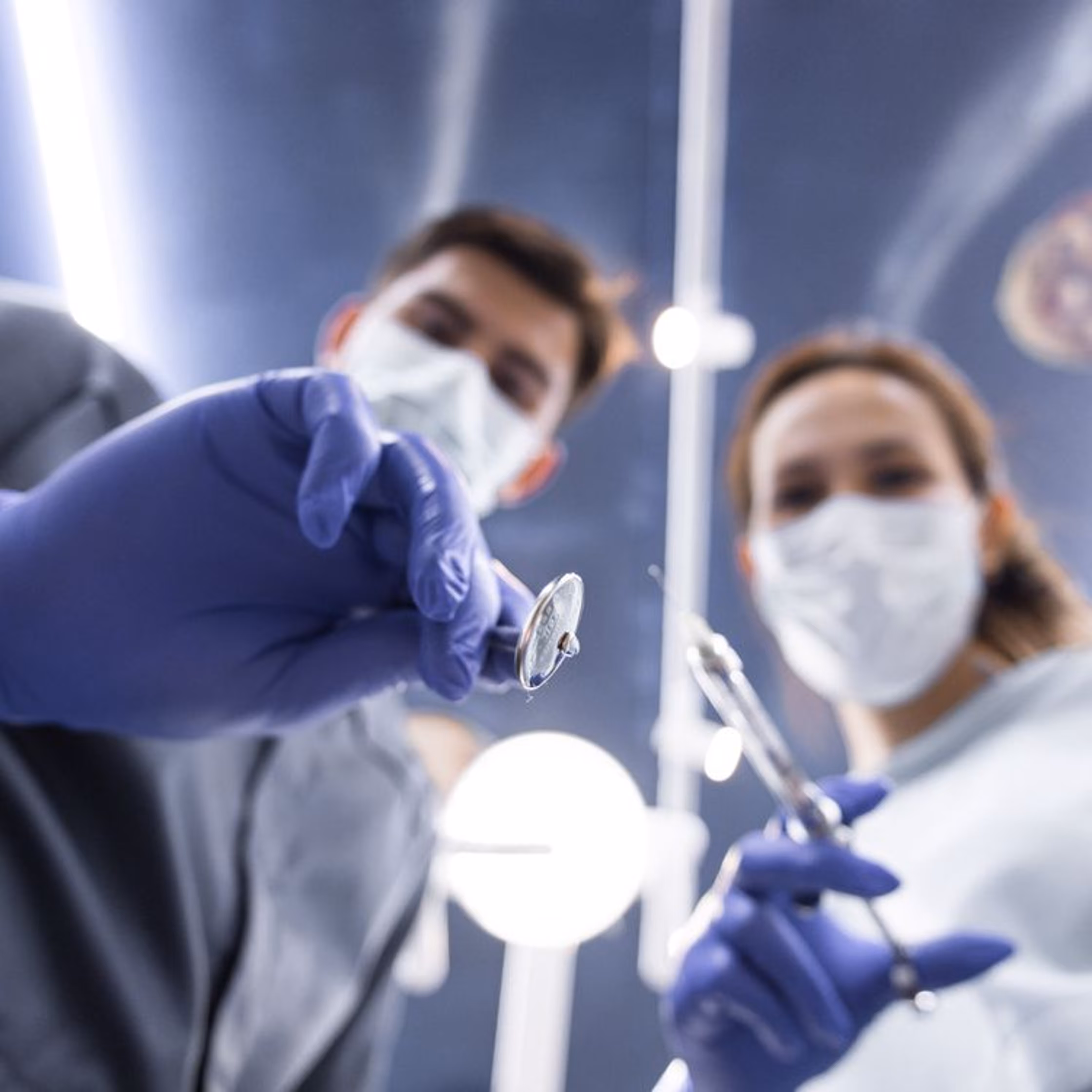 Doctores haciendo un procedimiento estético